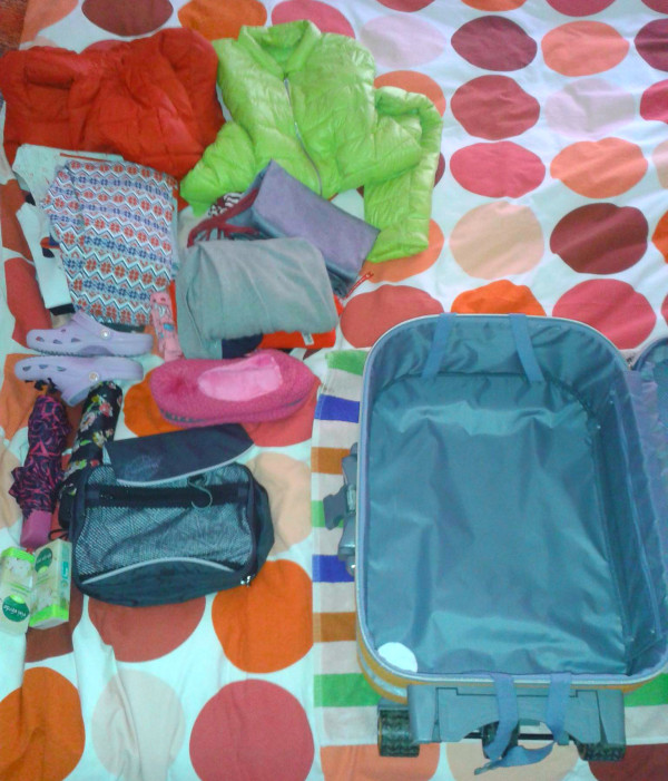 la valigia e il contenuto sul letto